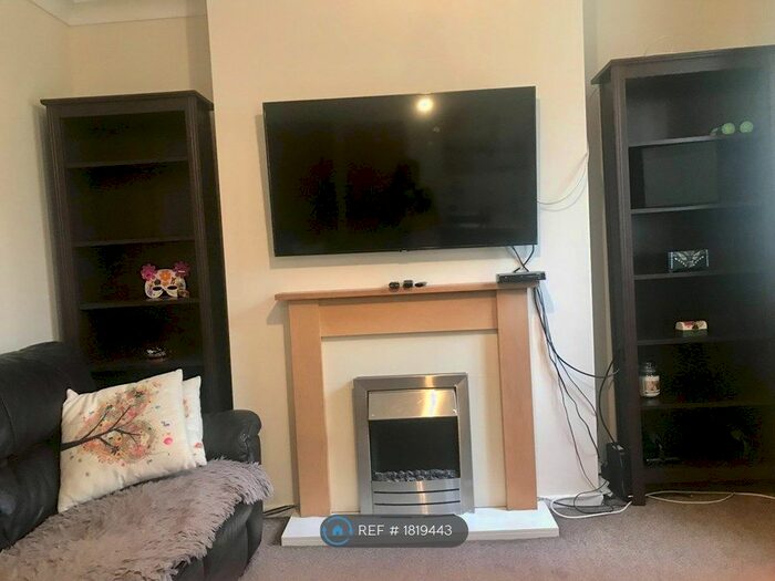 2 Bedroom Flat To Rent In Leeds, Leeds, LS17