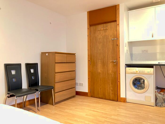 Studio To Rent In Very Near Almond Avenue Area, Ealing South, W5