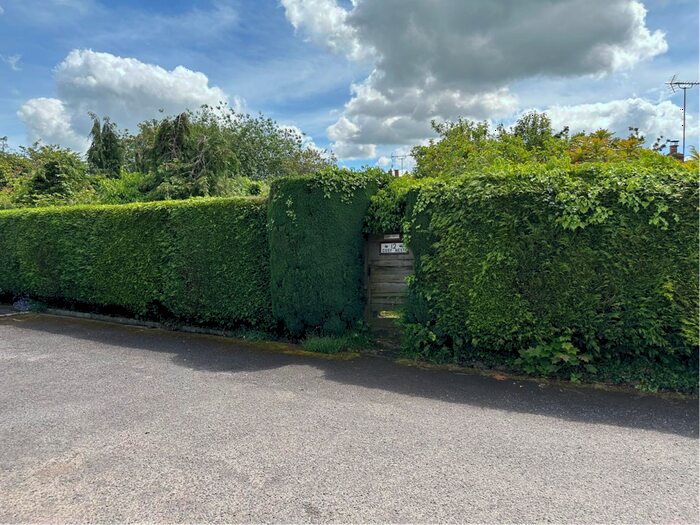 2 Bedroom Detached Bungalow For Sale In Bec Tithe, RG8