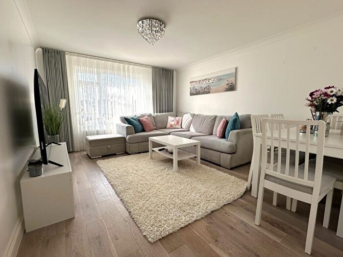 2 Bedroom Flat To Rent In Landau Way, Broxbourne, EN10