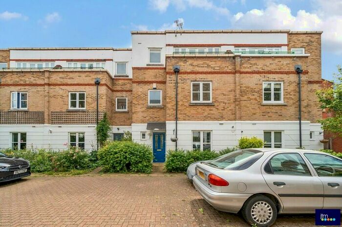 3 Bedroom Terraced House To Rent In Hamilton Place, N19