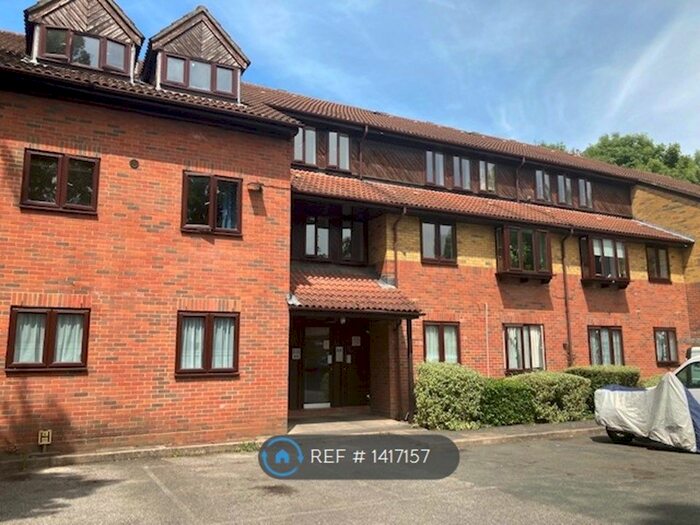 Studio To Rent In Greenacres, Barnet, EN4