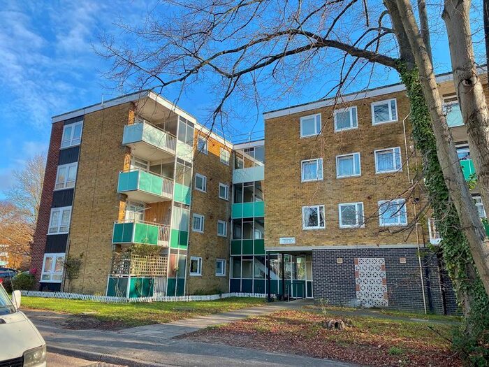 1 Bedroom Flat To Rent In Linford Crescent, Southampton SO16