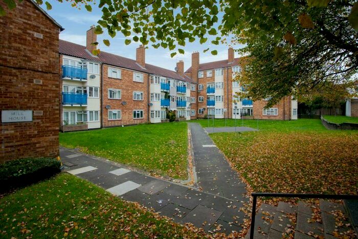 2 Bedroom Flat To Rent In Mill Lane, Woodford Green, Essex, IG8
