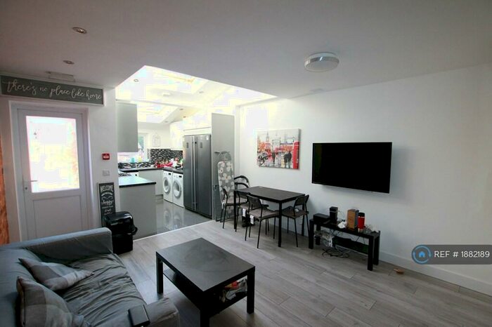 6 Bedroom Terraced House To Rent In St. Edwards Road, Reading, RG6