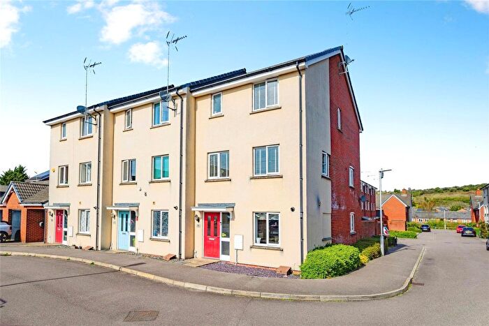 5 Bedroom End Terrace House For Sale In Fossett Grove, Dunstable, Bedfordshire, LU6