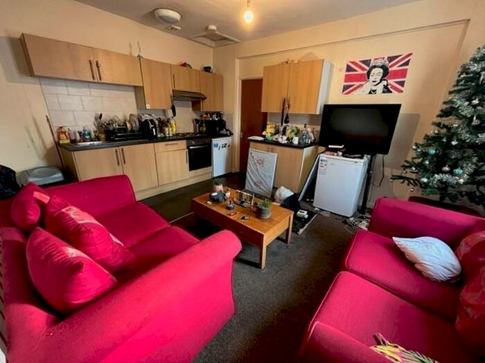 3 Bedroom Flat To Rent In Lewes Road, Brighton, BN2
