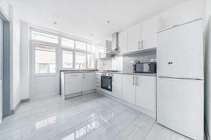 5 Bedroom Flat To Rent In Broomfield, Walthamstow, London, E17