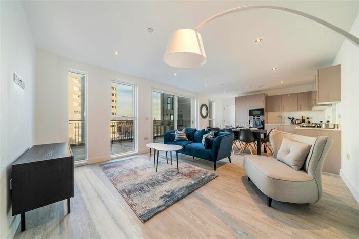 3 Bedroom Flat To Rent In Trinity Way, Acton, London, W3