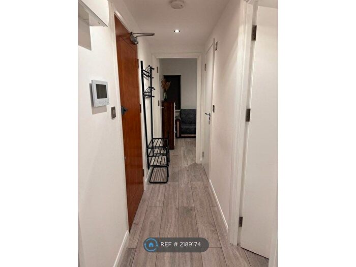2 Bedroom Flat To Rent In Printers Yard A The Broadway, London, SW19