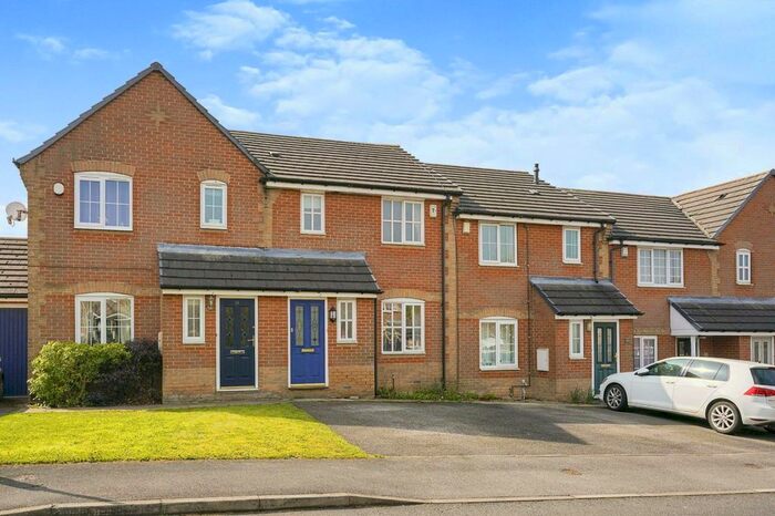 3 Bedroom Semi-Detached House To Rent In Mead Grove, Leeds, West Yorkshire, LS15