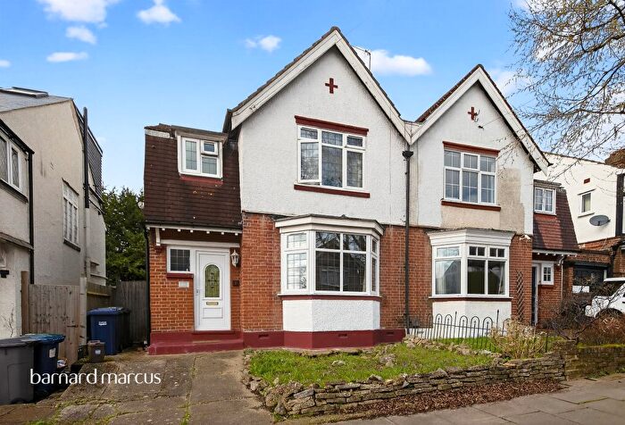 3 Bedroom Semi Detached House For Sale In Cedar Lawn Avenue, Barnet, EN5