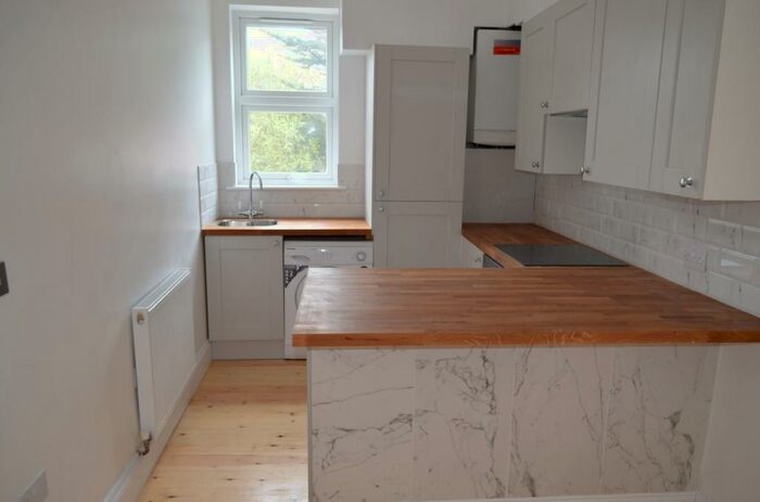 3 Bedroom Flat To Rent In Woodside Road, Wood Green, N22