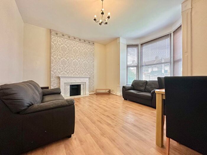2 Bedroom Apartment To Rent In Ballards Lane, London, N12