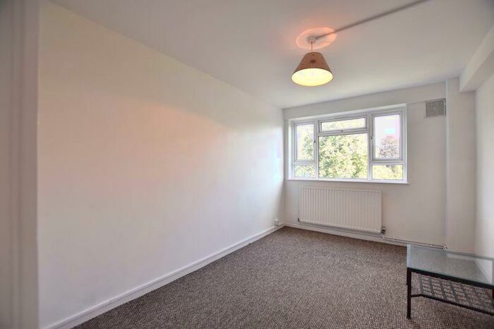 2 Bedroom Flat To Rent In Kingston Hill, Kingston Upon Thames, KT2