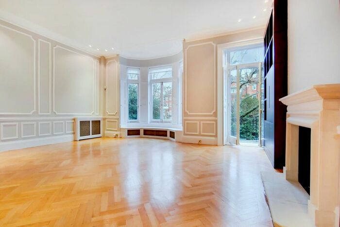 3 Bedroom Flat To Rent In Lennox Gardens, London, SW1X