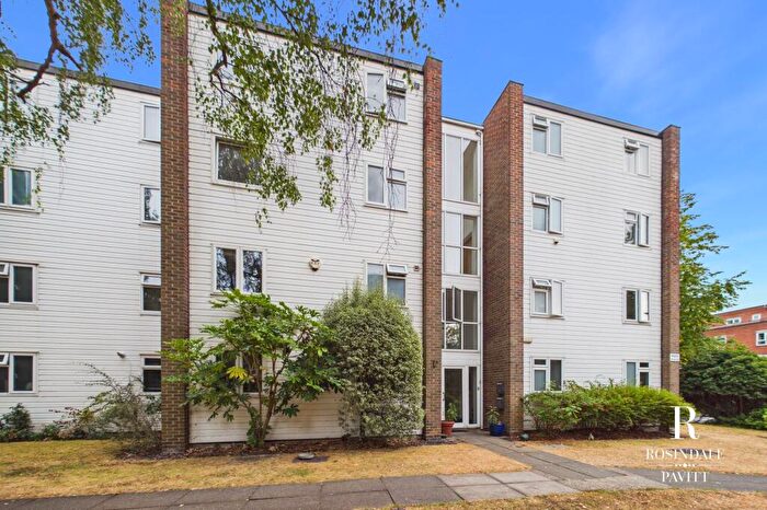 3 Bedroom Flat For Sale In Woodcote Road, Wallington, SM6