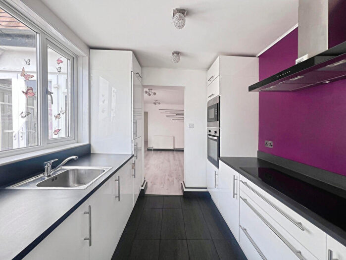 1 Bedroom Flat For Sale In Kingston Road, Epsom, KT19