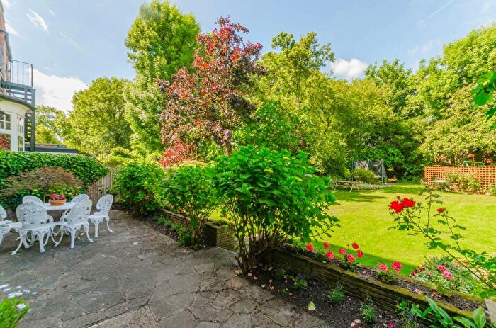 3 Bedroom Flat For Sale In Queens Avenue, Muswell Hill, London, N10