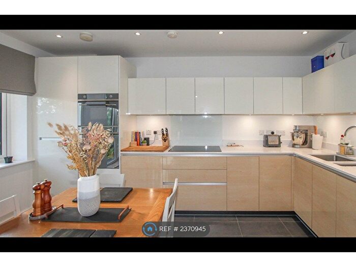 2 Bedroom Flat To Rent In Primula Court, Romford, RM3