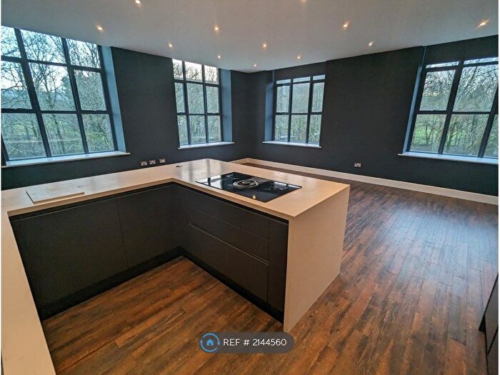 3 Bedroom Flat To Rent In Gibbs Close, Greenfield, Oldham, OL3