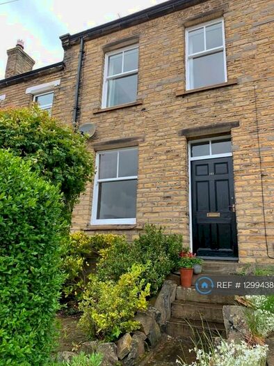 3 Bedroom Terraced House To Rent In Clifton Common, Brighouse, HD6