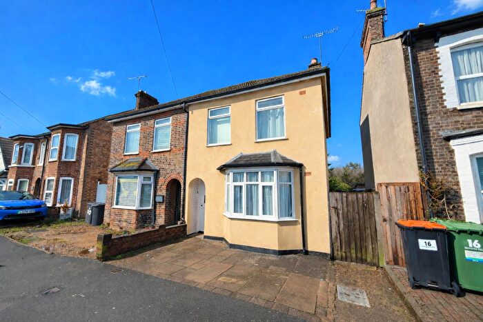 3 Bedroom Semi-Detached House To Rent In Houghton Road, Dunstable, LU5