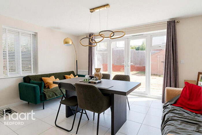4 Bedroom Town House For Sale In Dragonfly Crescent, Bedford, MK40