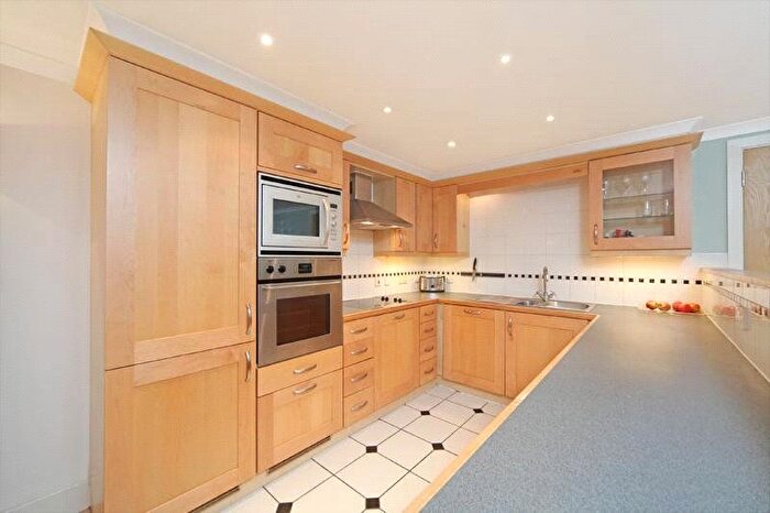 2 Bedroom Flat To Rent In Chiswick High Road, Chiswick, London, W4
