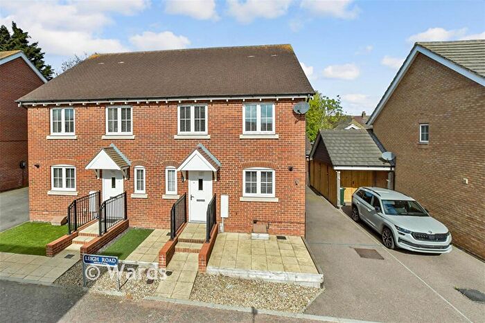 4 Bedroom Semi Detached House For Sale In Leigh Road, Sittingbourne, Kent, ME10
