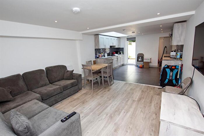 6 Bedroom House To Rent In Teignmouth Road, Birmingham, B29