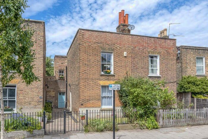 3 Bedroom Semi-Detached House To Rent In Larkhall Lane, London, SW4