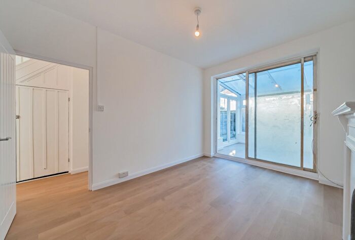 3 Bedroom Detached House To Rent In Larbert Road, Streatham, London, SW16