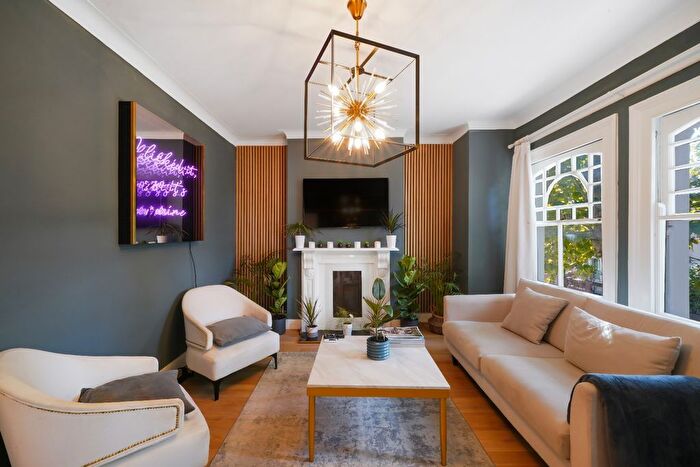 3 Bedroom Flat To Rent In Wandsworth Bridge Road, Hammersmith And Fulham, Fulham, London, SW6