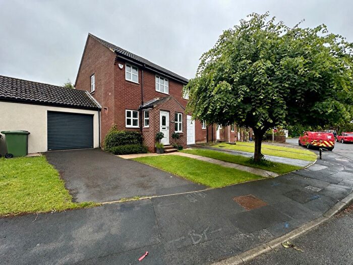 3 Bedroom Semi-Detached House To Rent In Penlands Lawn, Leeds, LS15