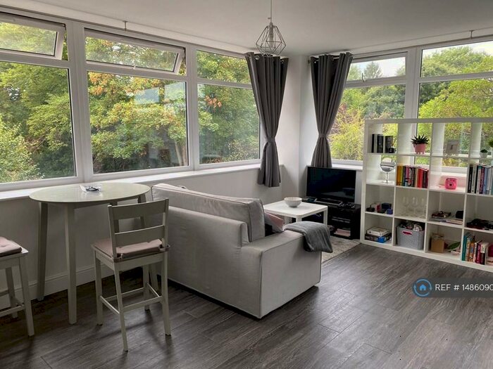 1 Bedroom Flat To Rent In Four Corners Chertsey, Chertsey, KT16