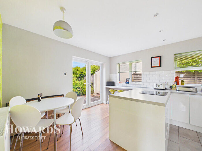 2 Bedroom Detached House For Sale In Field Lane, Kessingland, NR33