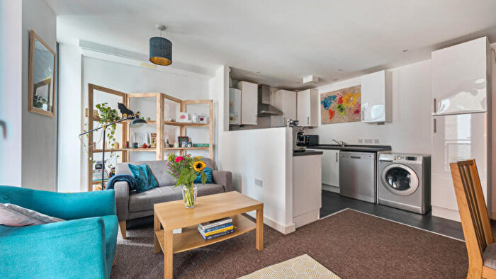 2 Bedroom Flat For Sale In Taylor Place, Bow, E3