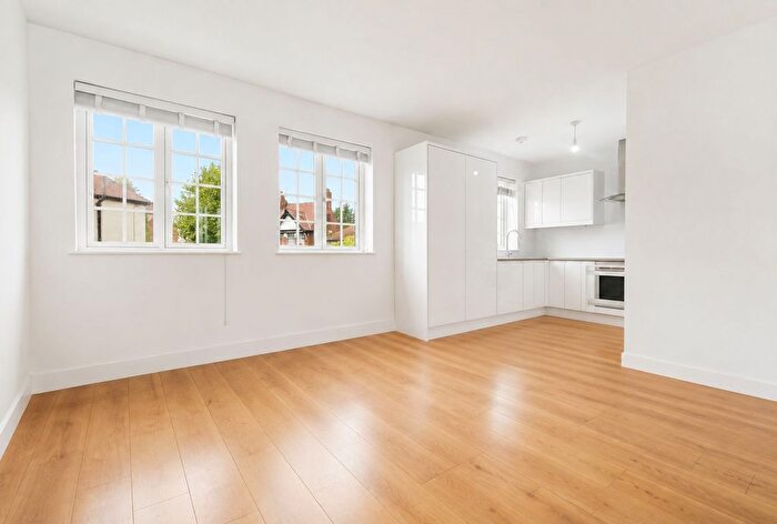 1 Bedroom Flat For Sale In Connaught Avenue, London, E4