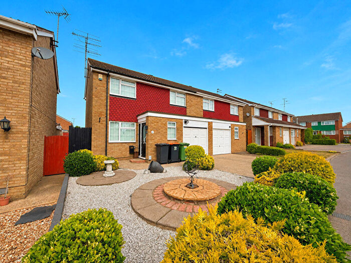 3 Bedroom Semi-Detached House For Sale In Salters Way, Dunstable, LU6