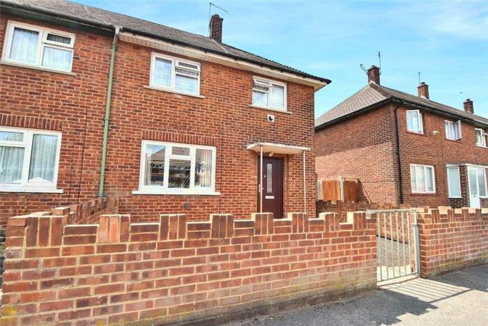 4 Bedroom Semi-Detached House To Rent In Wordsworth Way, Dartford, Kent, DA1