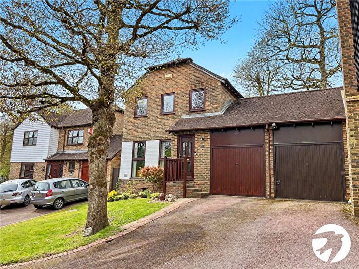 3 Bedroom Link Detached House For Sale In Iris Close, Walderslade, ME5