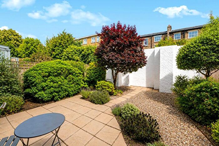 2 Bedroom Apartment For Sale In Kiver Road, London, N19