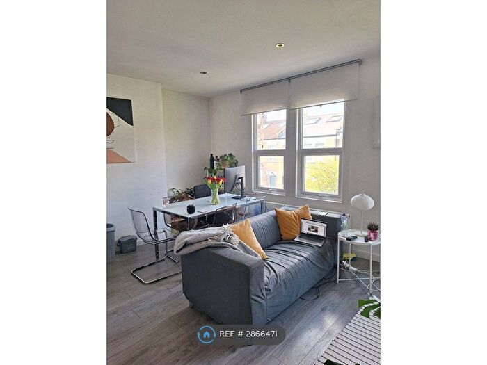 2 Bedroom Flat To Rent In Sandmere Road, London, SW4