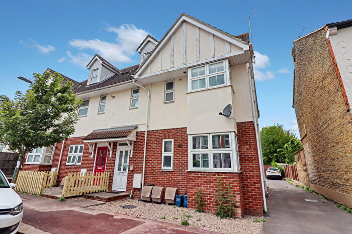 2 Bedroom Flat For Sale In Ramuz Court, Ramuz Drive, Westcliff-On-Sea, SS0