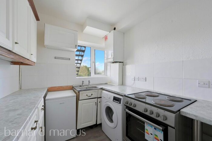 2 Bedroom Flat For Sale In The Parade, Burgh Heath, Tadworth, KT20