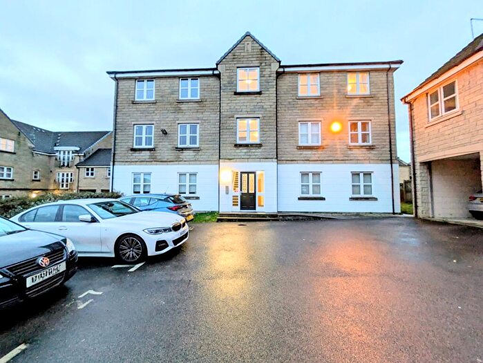 2 Bedroom Flat For Sale In Fairbairn Fold, Bradford, BD4