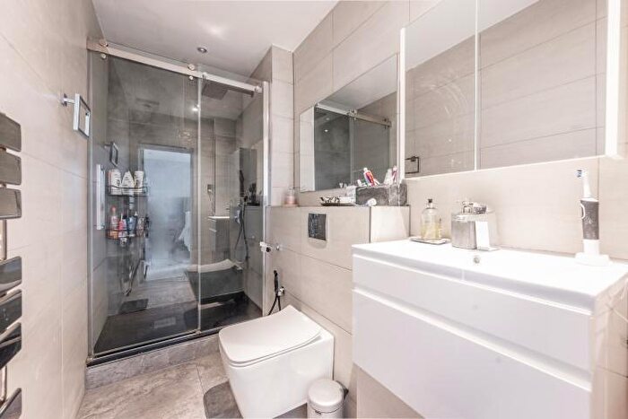 2 Bedroom Flat For Sale In Drayton Gardens, London, SW10
