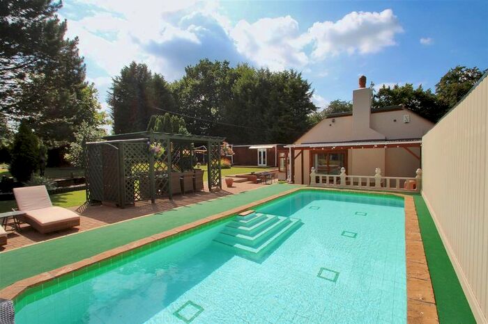 4 Bedroom Detached Bungalow For Sale In Stoneings Lane, Knockholt, Sevenoaks, TN14