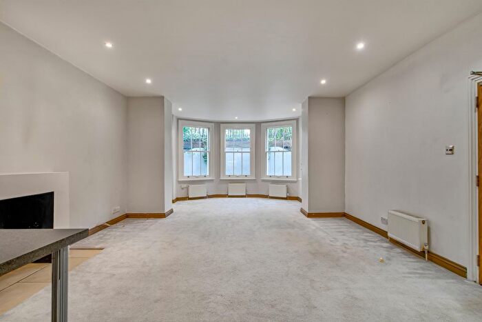 3 Bedroom Flat To Rent In Gledhow Gardens, South Kensington, London, SW5